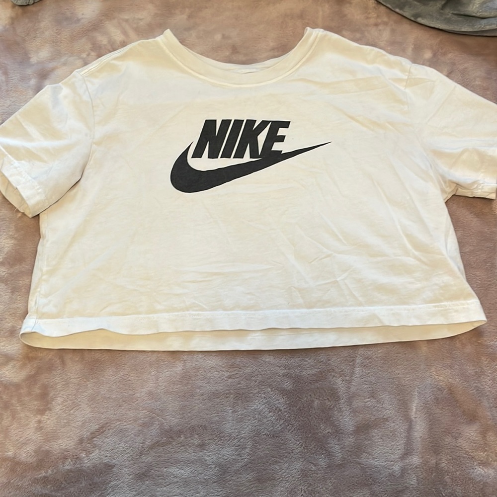 white nike tee